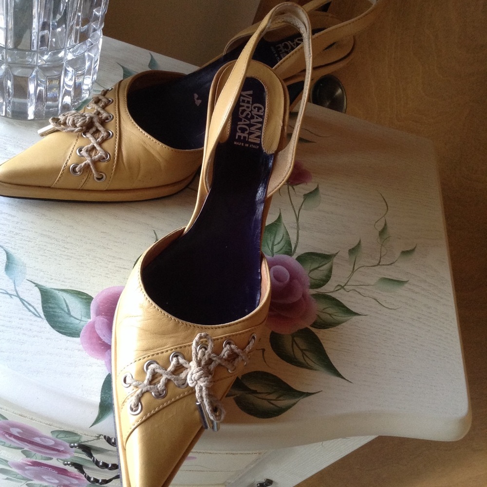 FABULOUS Gianni Versace Leather Slingback Heels💎